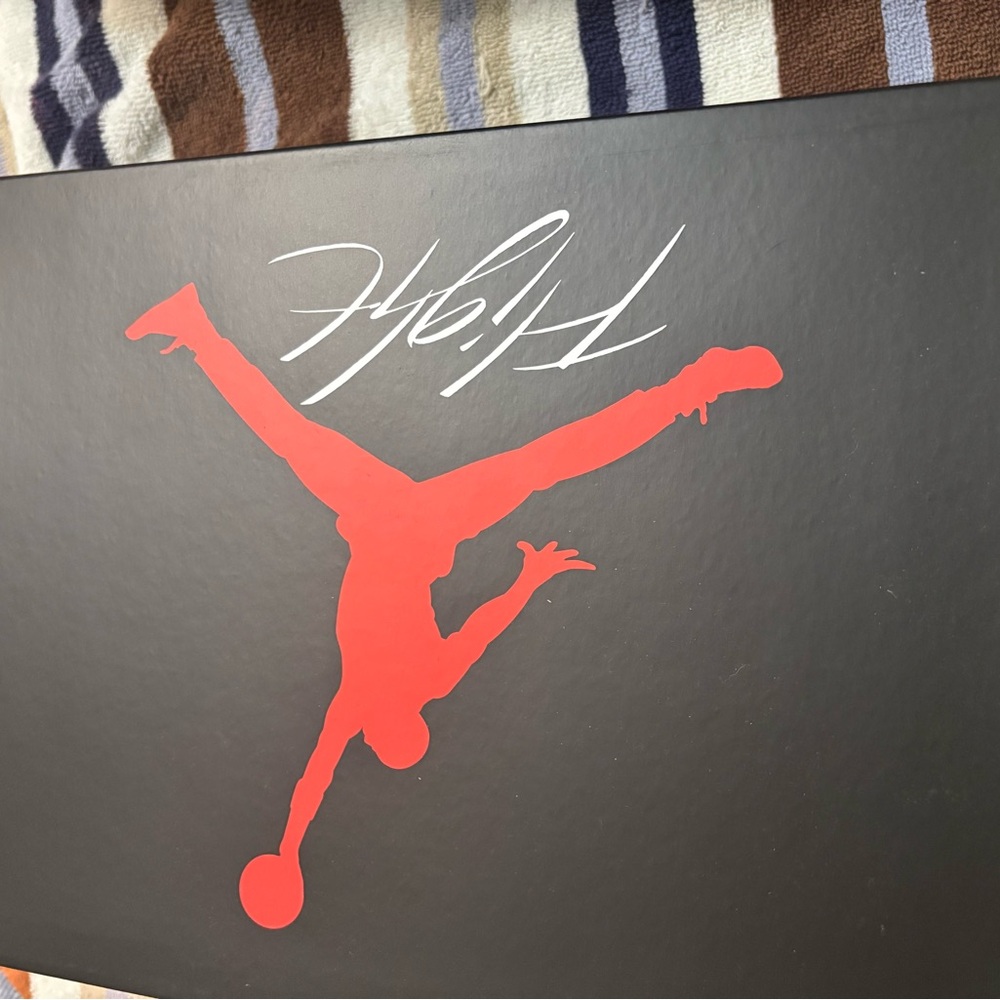 Air Jordan Retro 4. Big kids size = women’s size 8
PERFECT CONDITION - Picture 6 of 6